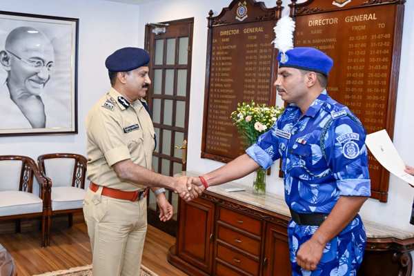   सीआरपीएफ के महानिदेशक ने 194आरएएफ के हेड कांस्टेबल अमित कुमार को उल्लेखनीय साहस दिखाने और 13 वर्षीय ऋत्विक की जान बचाने के लिए सम्मानित किया।